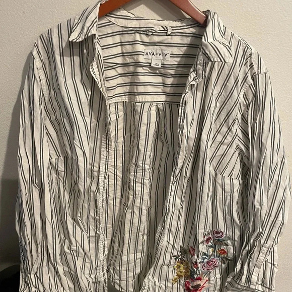 Ava & Viv button down embroidered floral blouse size 3x - Picture 4 of 8